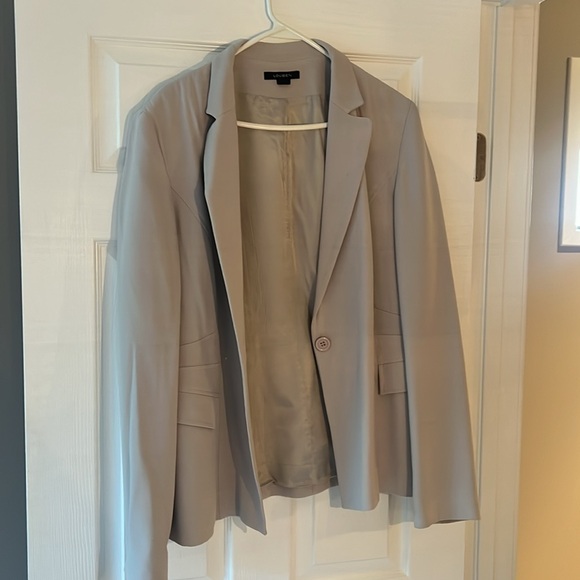 Louben ladies suit - Picture 4 of 4